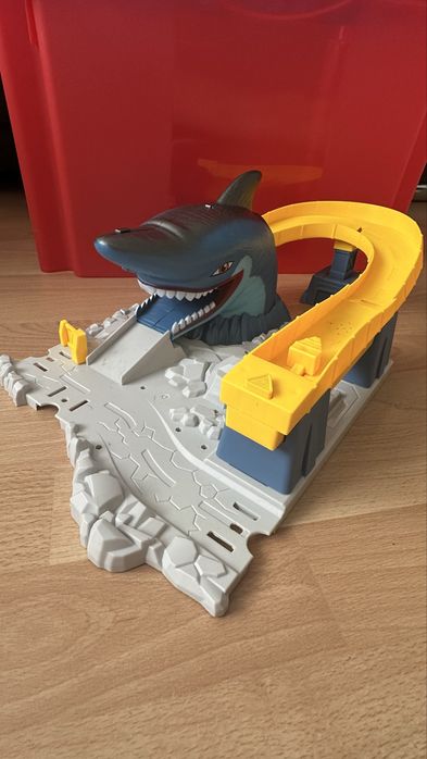 Іграшковий трек акула