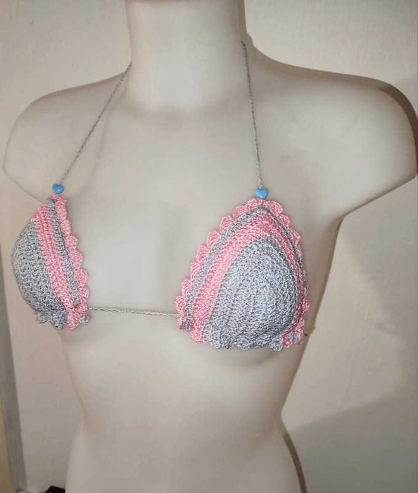 Parte de cima de biquíni de crochê, rosa e azul claro.