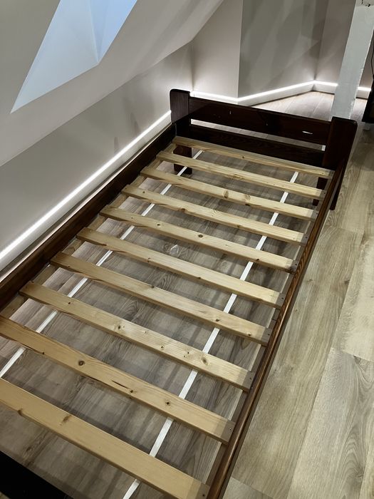 Lozko jednoosobowe drewnine