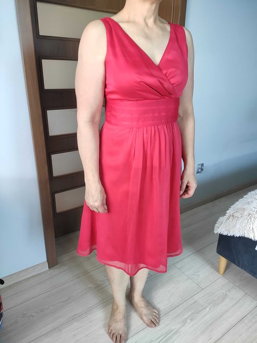 Malinowa zwiewna koktajlowa sukienka