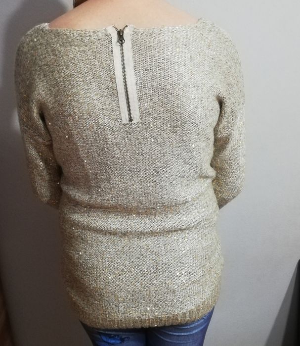 Sweterek damski z cekinami może być ciazowy