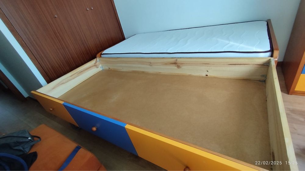 Cama dupla, colchão e móvel