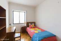 8849 - Quarto com cama de solteiro em...