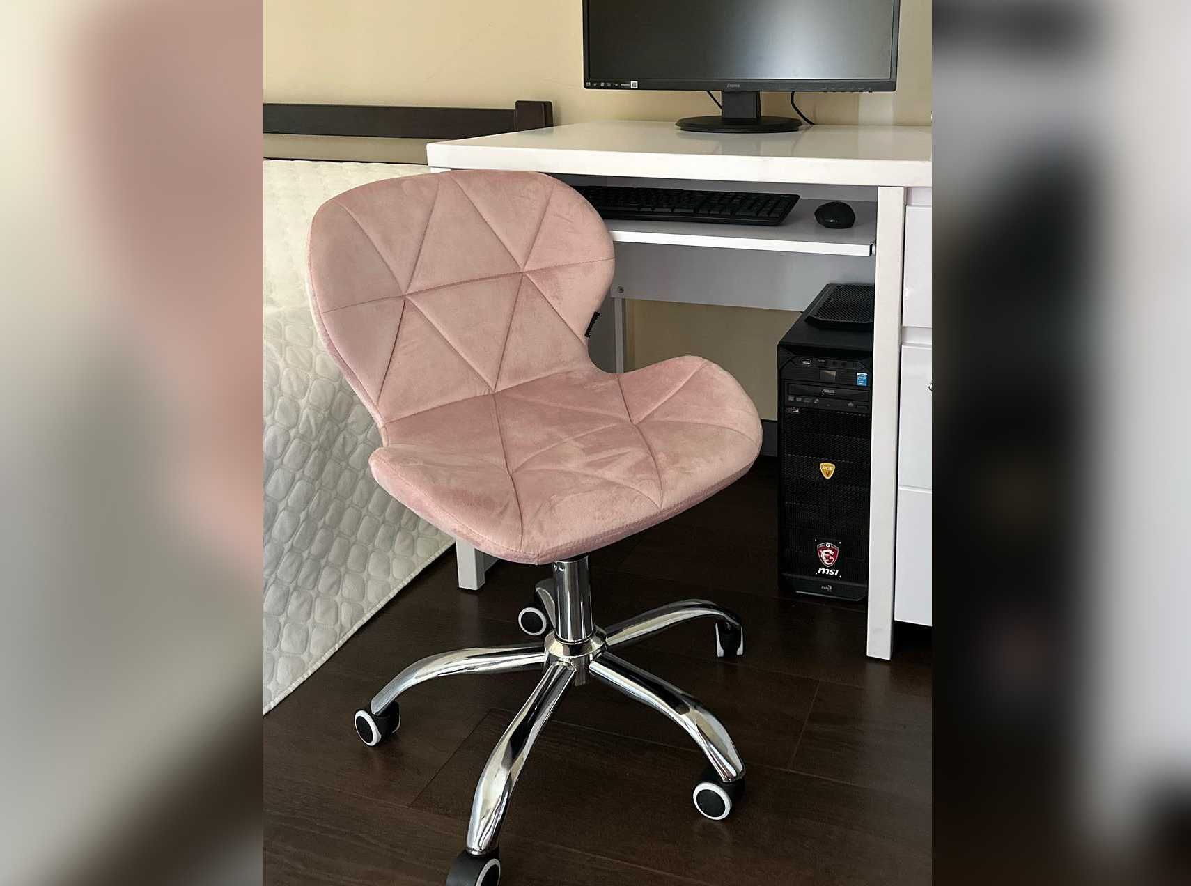 Розовое кресло велюр на колесиках офисное компьютерное Demure стул