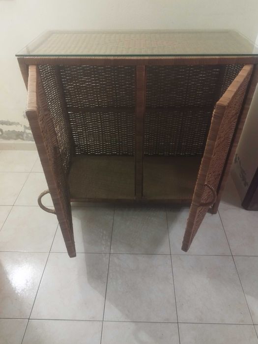 móvel em vime mais vidro