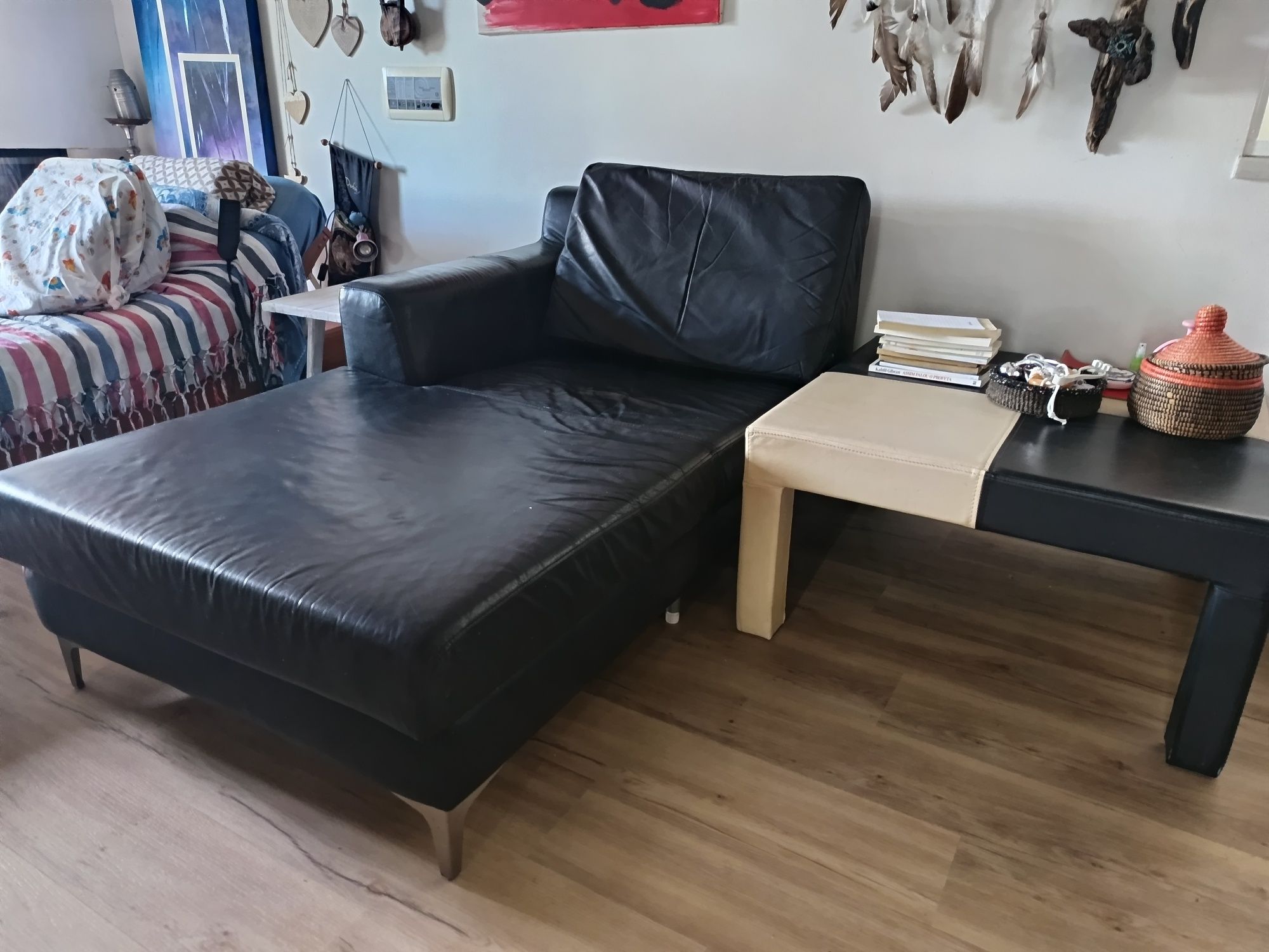 Chaise long e mesa pele natural.