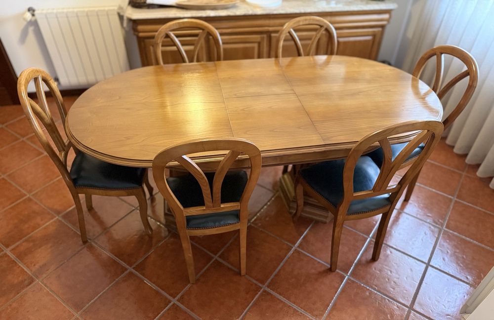 Mesa de jantar em madeira maciça