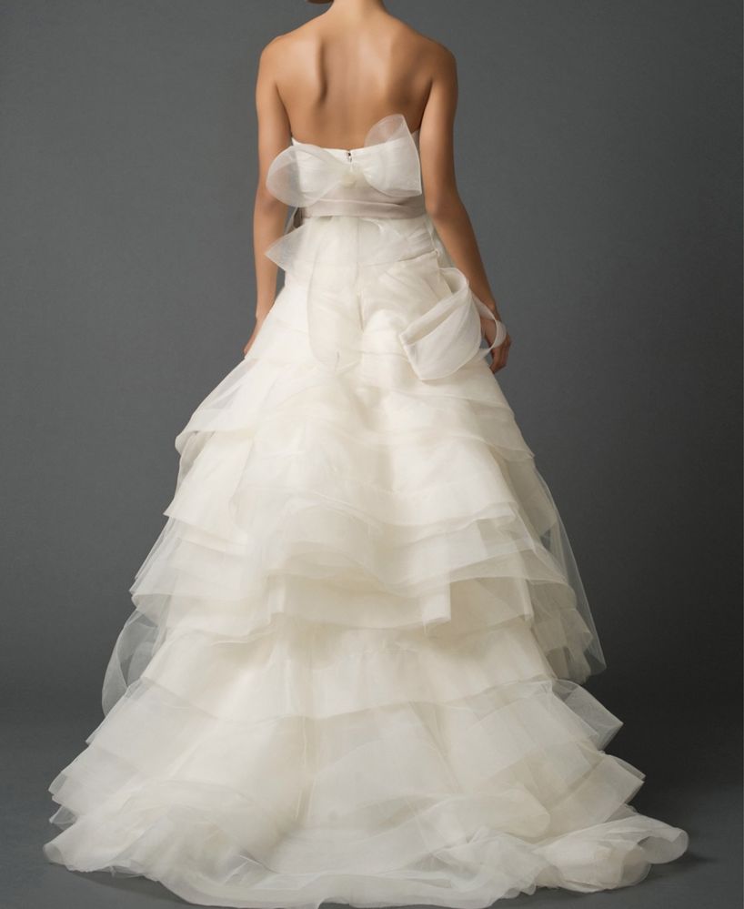 Весільна сукня айворі, зшито на замовлення по моделі  Vera Wang