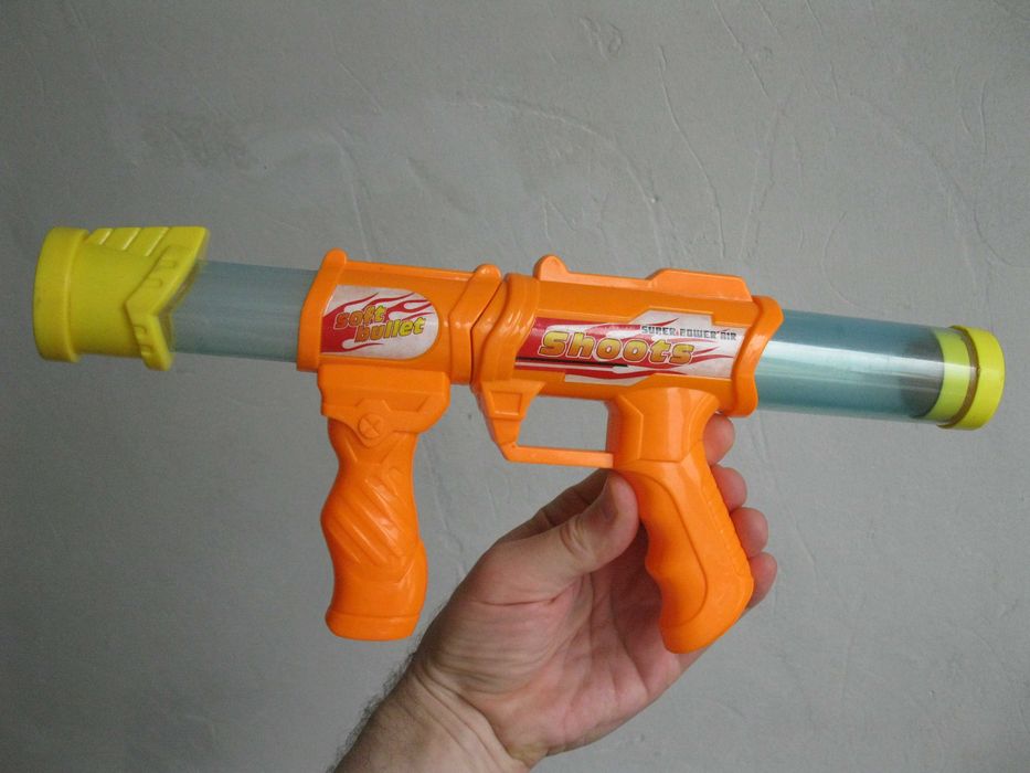 Игрушечное помповое ружьё оружие.