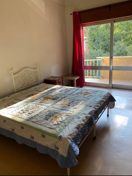 Quarto Espaçoso com Varanda