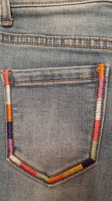 Calças de ganga de menina.