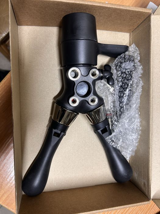 ПРОДАМ Холодильную Витрину! Пивное оборудование!  Полка для сигарет.