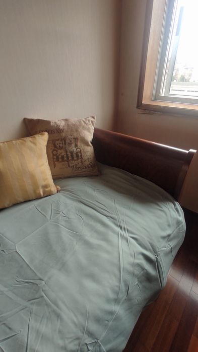 Cama individual com estrado e colchão