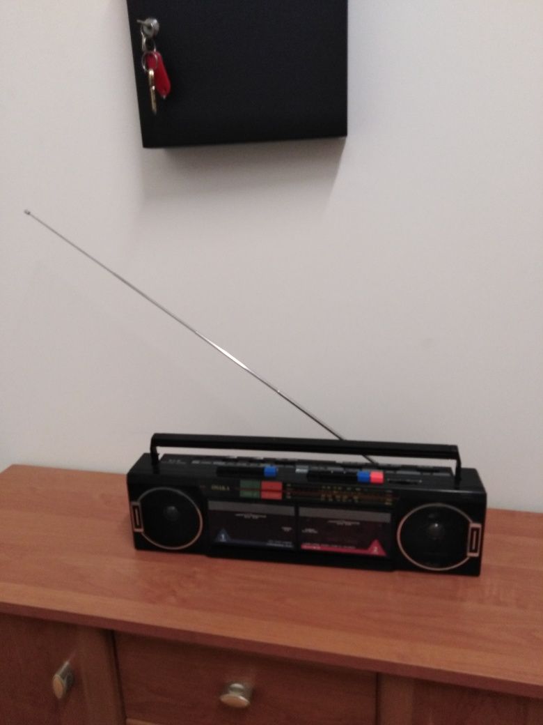 Stary radiomagnetofon jamnik Osaka