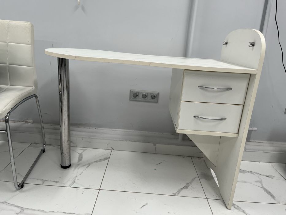 Продається тринога для педикюру та манікюрний стіл