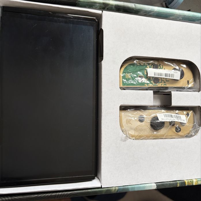 Nintendo Switch OLED TOTK Edition + extras