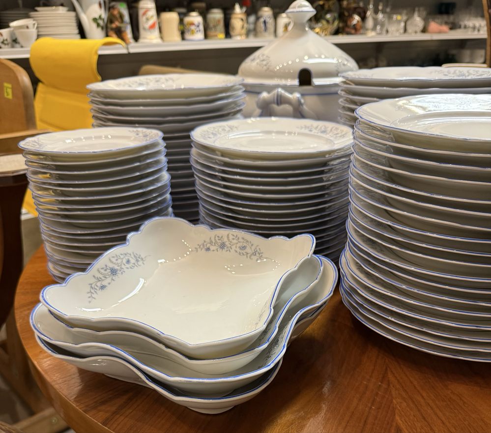 Ogromny serwis porcelanowy obiad śniadanie biały kwiatu błękitny 1383