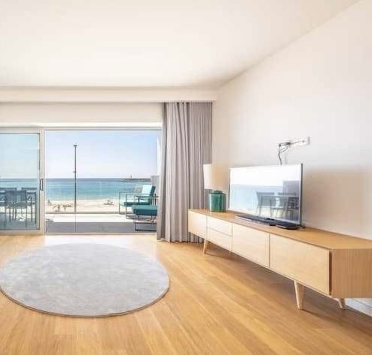 Apartamento na 1.ª linha com garagem e piscina