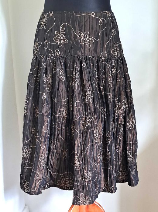 Brązowa szeroka spódnica midi z kreszowanej haftowanej tafty M/S