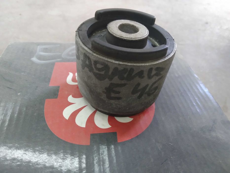 задний  Сайлентблок E46
