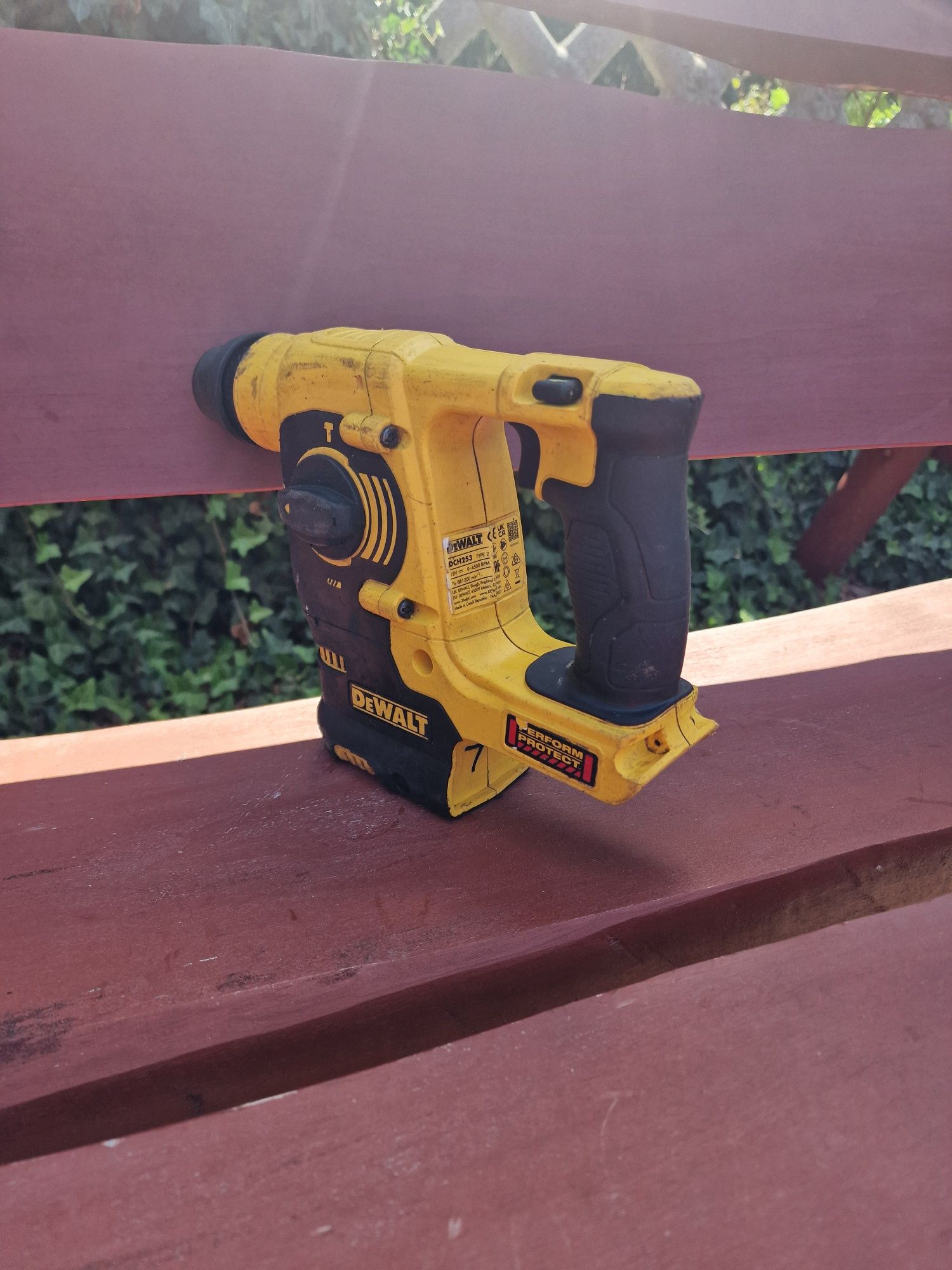 Dewalt DCH253 młotowiertarka uszkodzona
