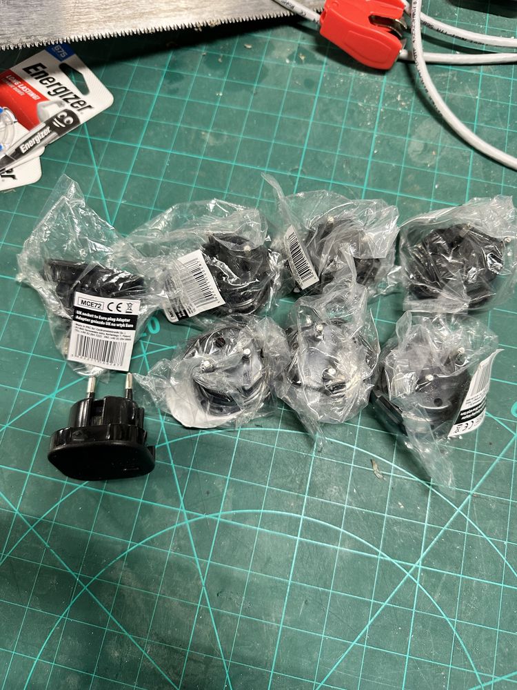 Przejsciówka adapter z UK na EU z zabezpieczeniem 8 SZTUK