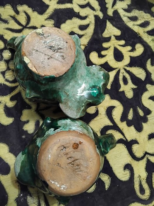 Par de canecas figuras  antropomorficas em cerâmica  vidrada