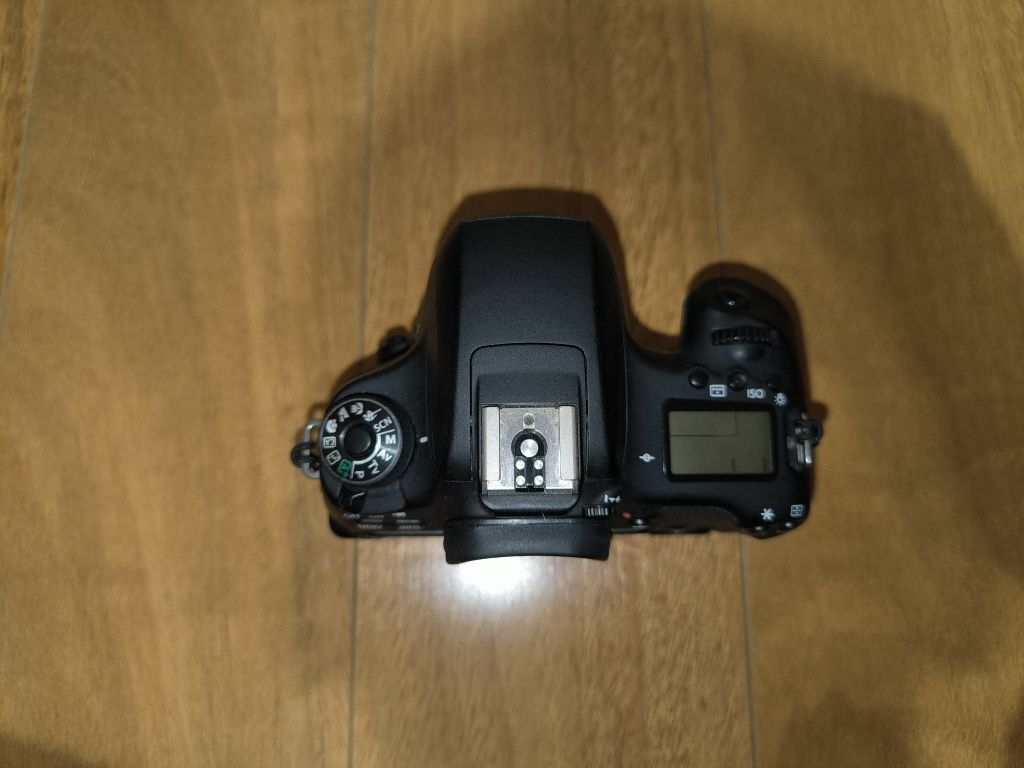 Câmara Canon 760D em ótimo estado com bateria e carregador originais