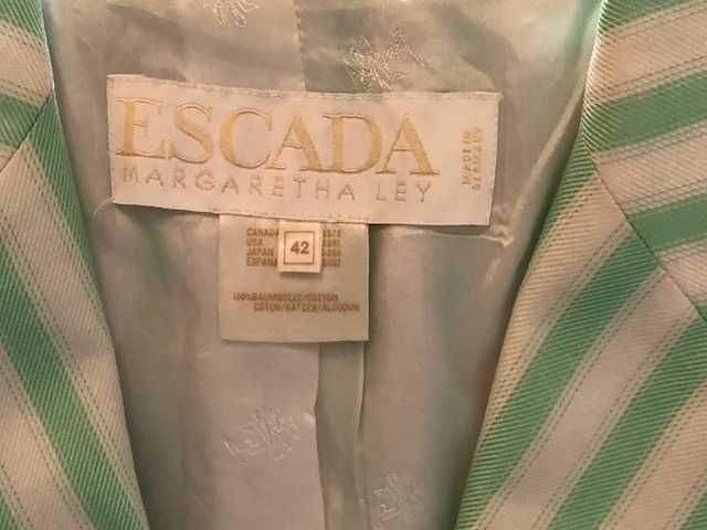 Casaco maga curta verde água com lista branca, marca de luxo Escada