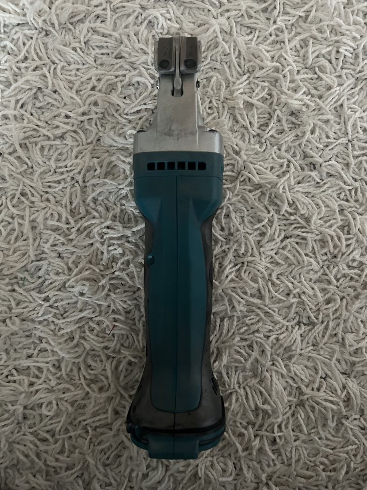 Nożyce do blachy Makita z akumulatorem