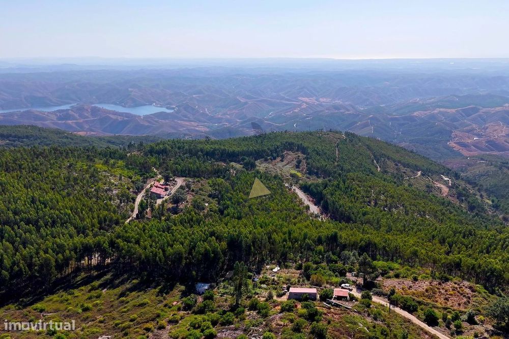 Quinta Off -Grid com casa de  pedra de granito com vista Mar e Ruína p