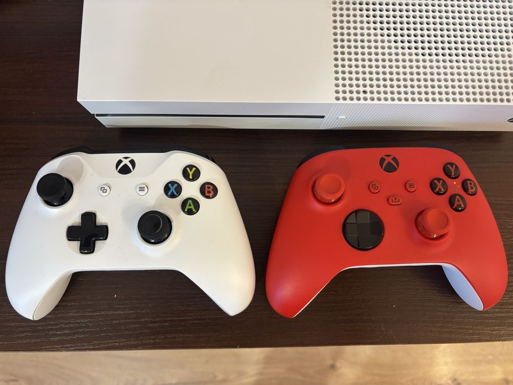Xbox one s 1TB 2 pady