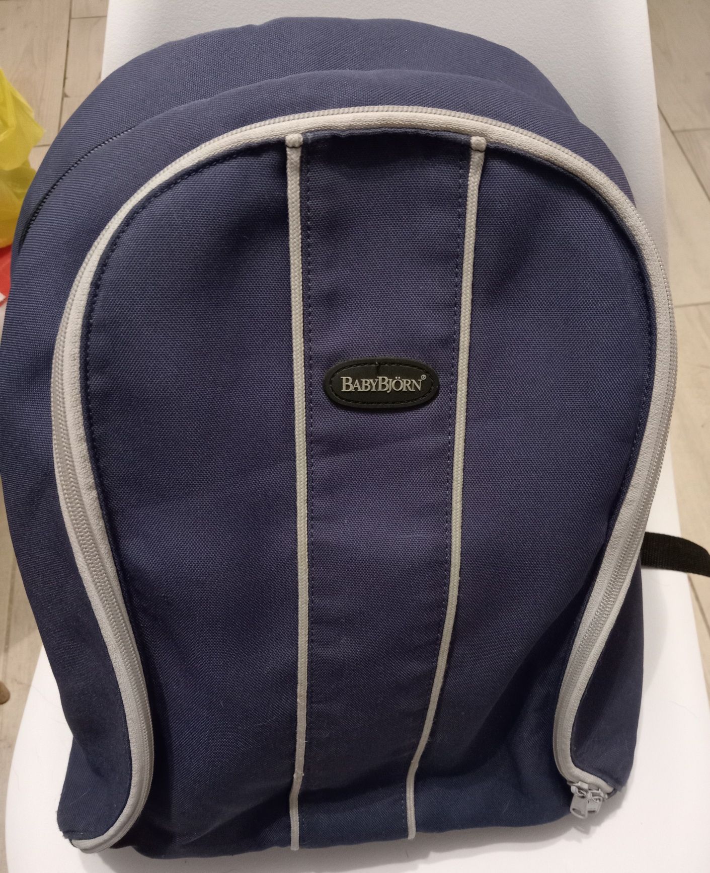 Plecak Szweckiej firmy BabyBjorn idealny dla młodej kobiety.
