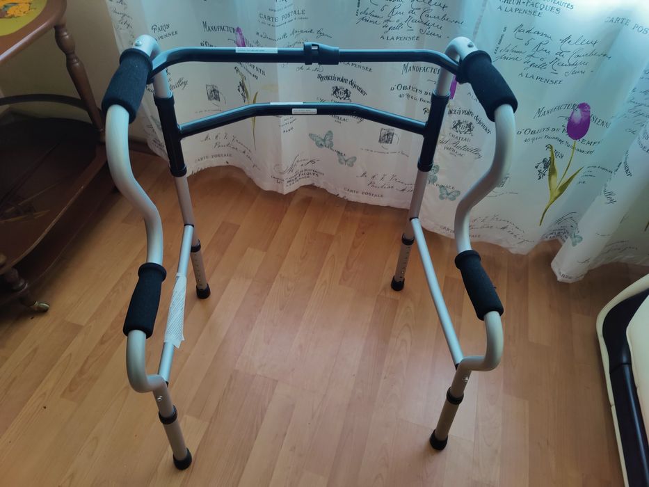 Продам новые ходунки  для взрослых двухуровневые