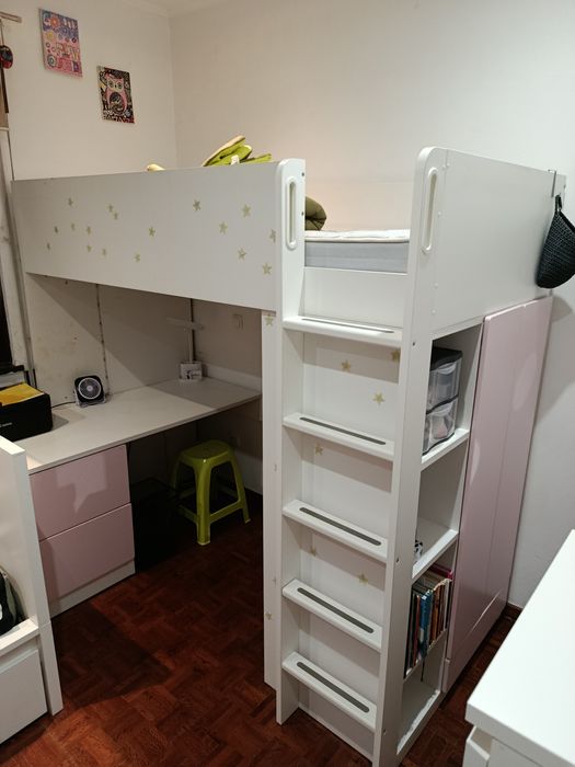 Cama alta com roupeiro e secretária IKEA