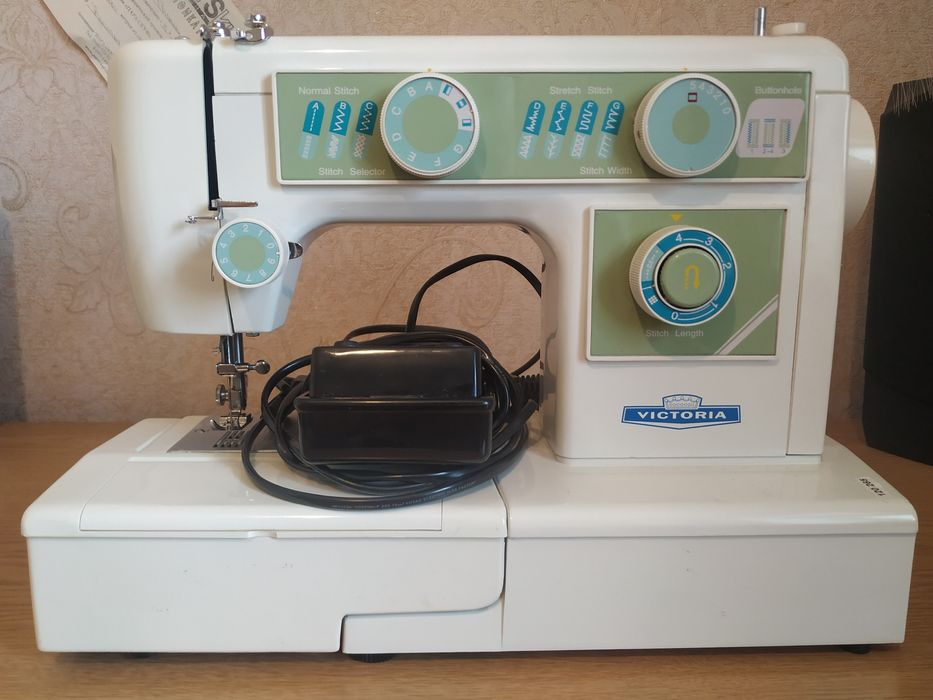 Швейна машинка Victoria 902A