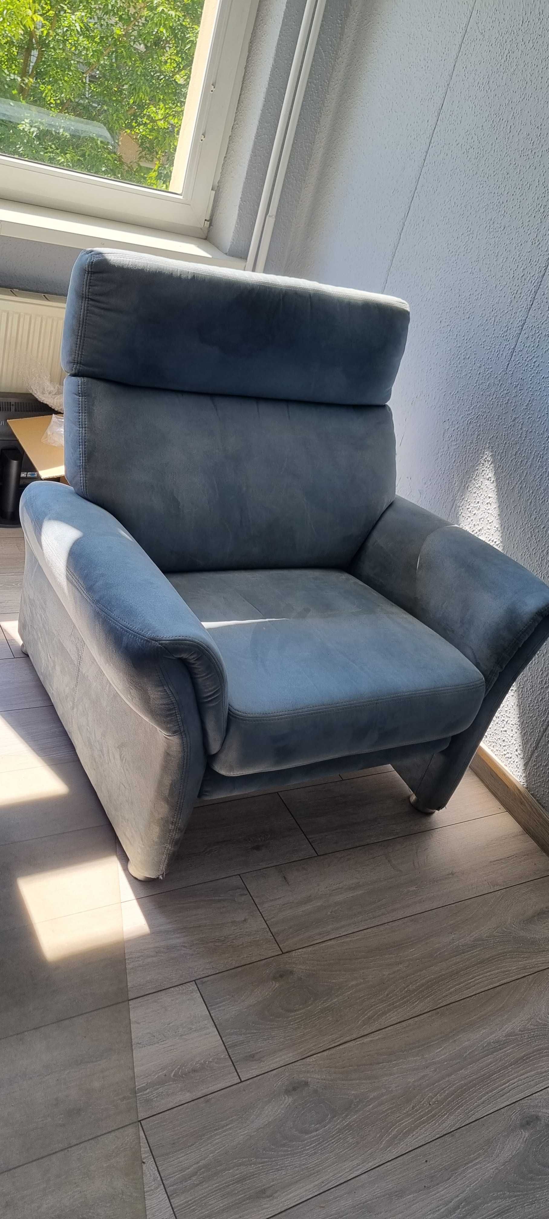Duży, rozkładany fotel wypoczynkowy.