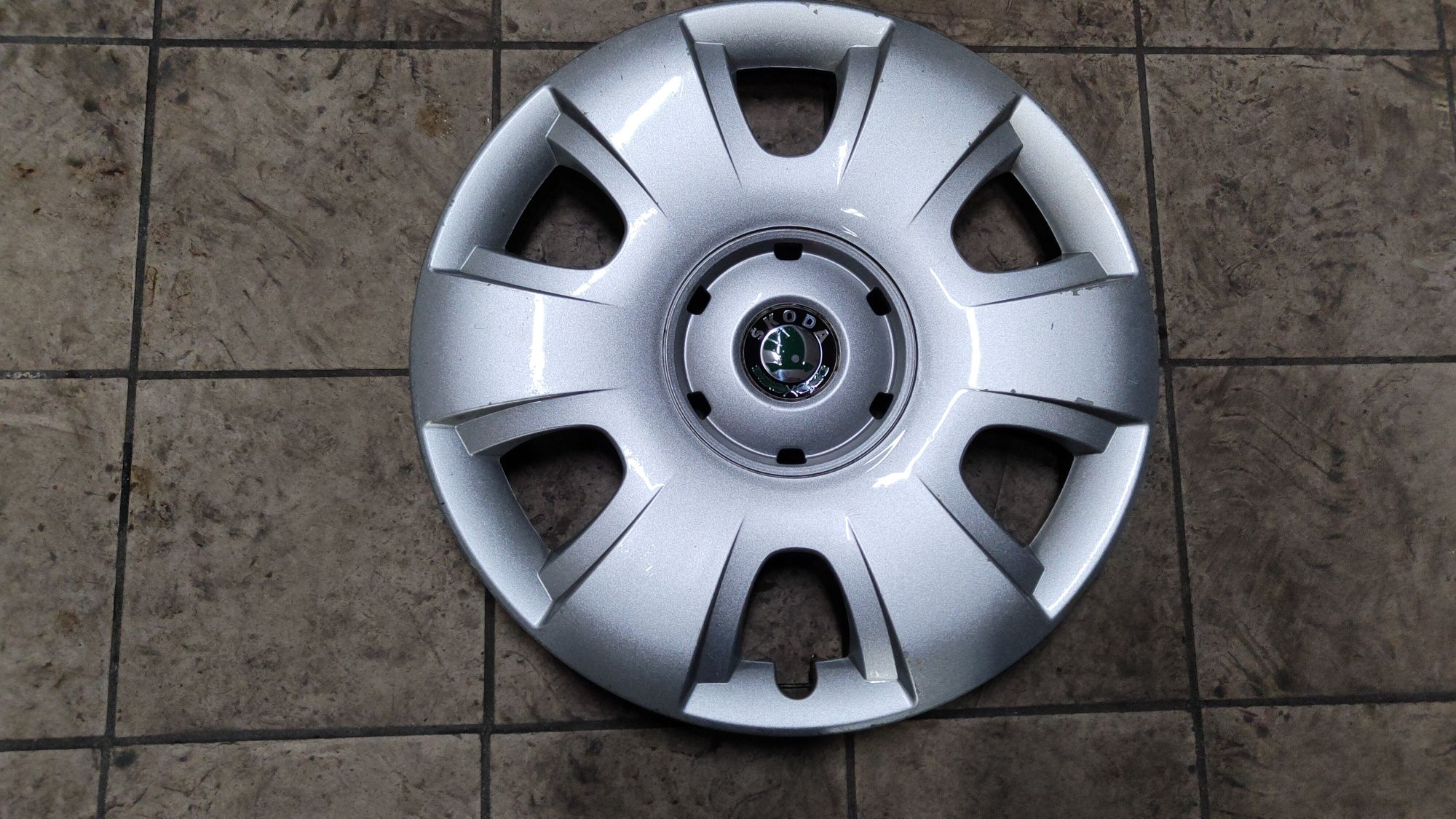 Sprzedam 1 oryginalny kołpak Skoda Fabia 15"