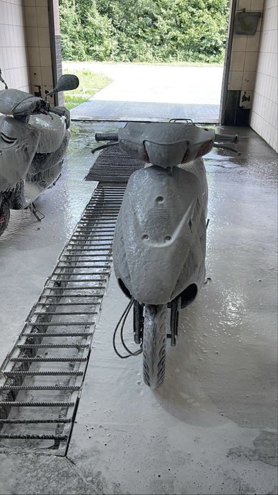 Скутер Suzuki Lets 2 стоковий