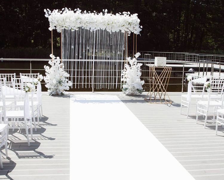 арка виїздна церемонія біла доріжка крісла фотозона президіум