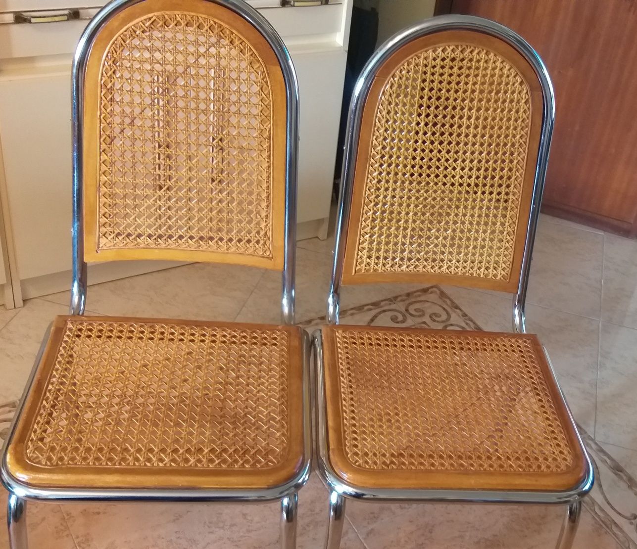 Mesa oval e cadeiras em palhinha