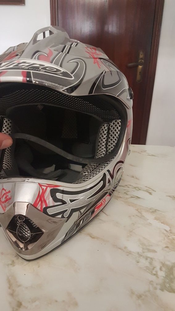 Capacete + capa protetora