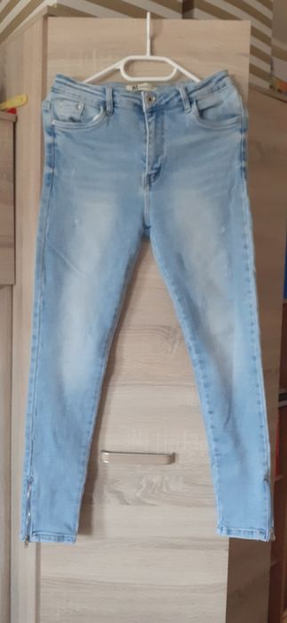 Jeansy damskie, zameczki, przetarcia,  r. 30