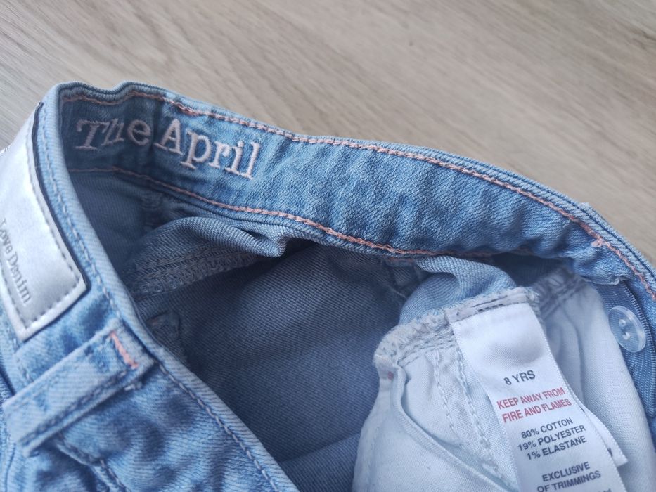 Spodnie jeans z dziurami