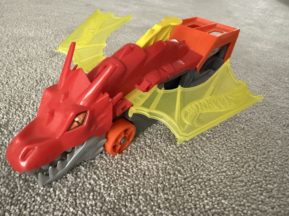 Трак Хот Вілс Транспортер Дракон Hot Wheels Dragon Launch Transporter