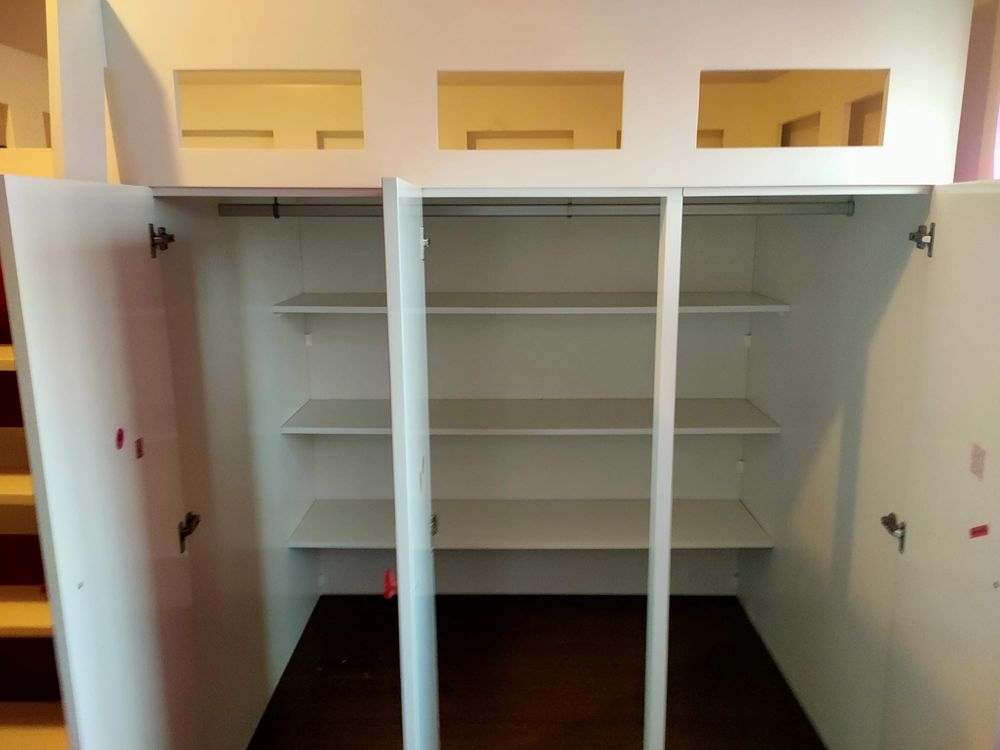 Cama madeira com armários