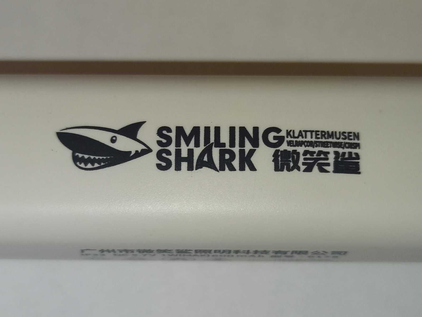 Очень яркий аккумуляторный светодиодный LED фонарь Smiling Shark