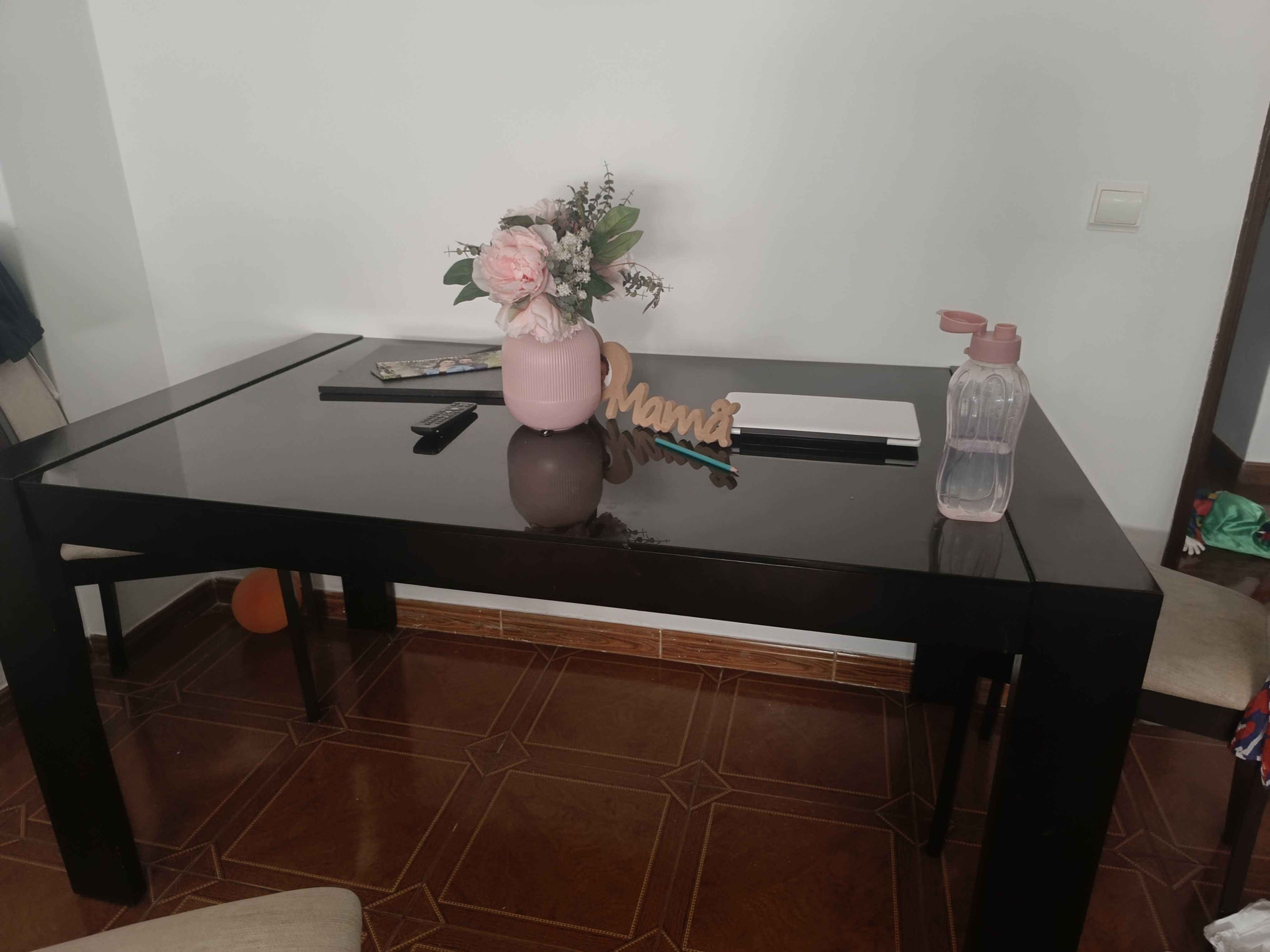 Mesa com tampo de vidro + 6 cadeiras — 100€ (conjunto)