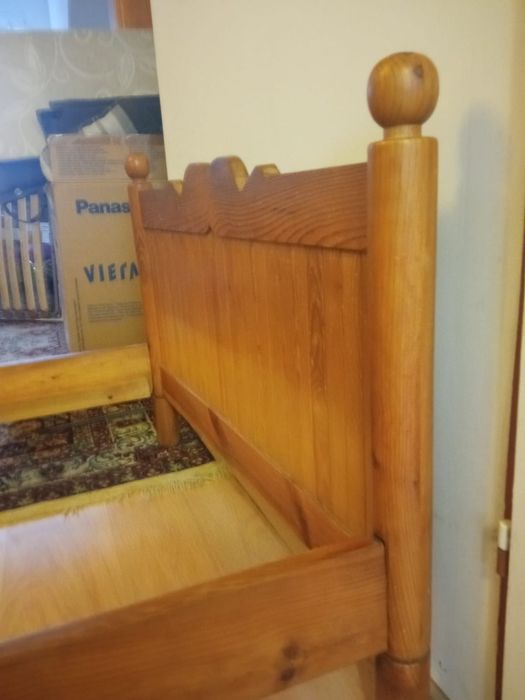 Łóżko z pełnego drewna o ciekawej formie - 2szt.