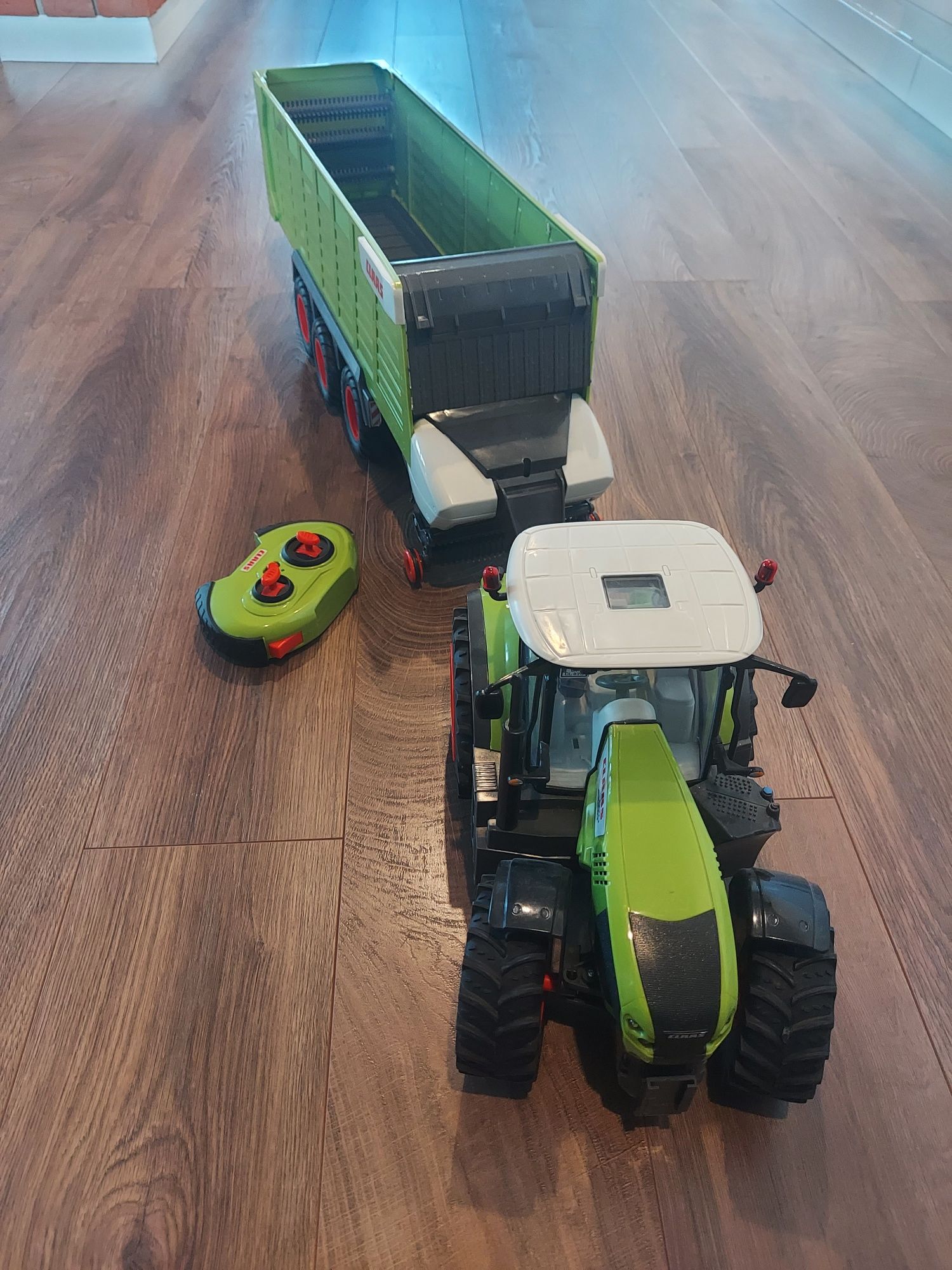 Zabawka traktor CLAAS z przyczepą sterowany Bruder